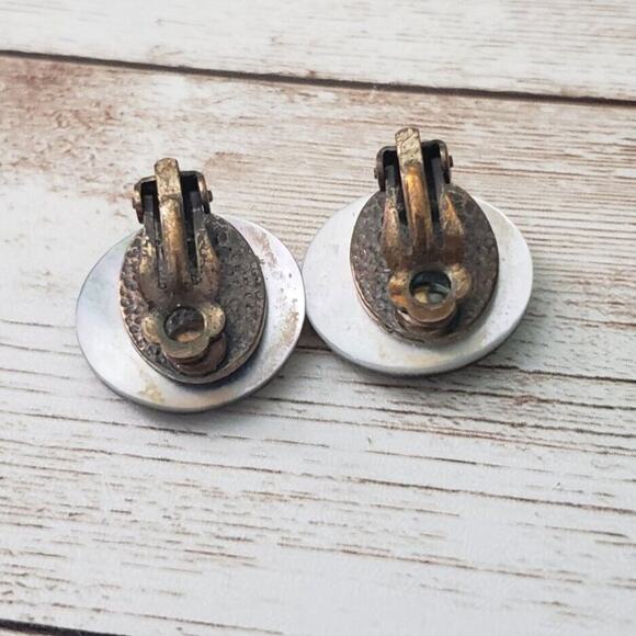 Vintage Clip On Earrings - Mother of Pearl? with Gold Tone Sand Dollar 0.75" - Picture 8 of 11